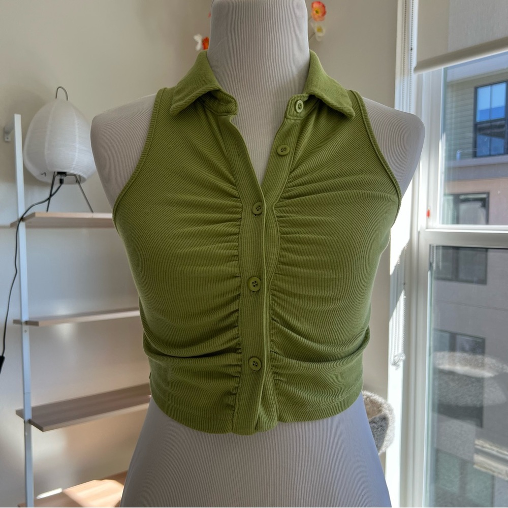Cropped Buttoned Vest in Green
